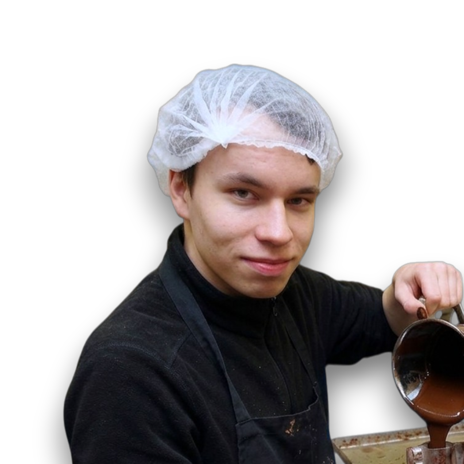 Man met haarnetje giet chocolade uit een kan.